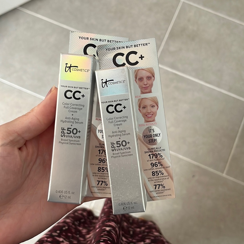 Mini IT Cosmetics CC+ Color Correcting Full Coverage Cream in Light.
